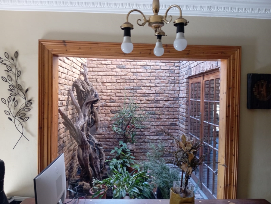 5 Bedroom Property for Sale in Victoria Park Western Cape